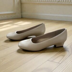 Trotters Women's 'Doris' White Pearl leather Beige Low Heeled Pumps - Sz 7M New